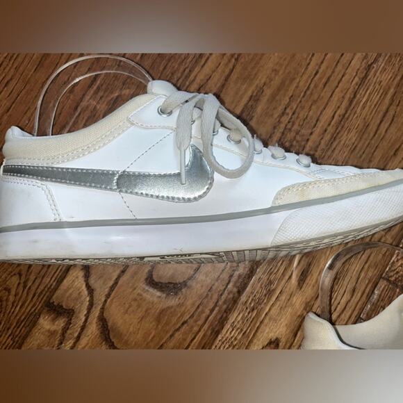 NIKE Capri III LTH Sneaker Womens Size 8.5 White Metallic Swoosh Low Top Lace Up - Picture 5 of 10